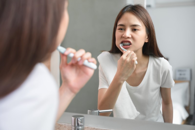 วิธีการดูแลช่องปากให้ถูกต้อง สำหรับคนจัดฟันแต่ละแบบ